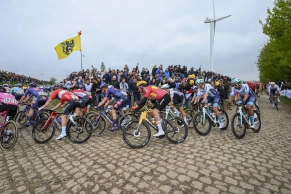 Hat trick by Mathieu van der Poel in the Paris-Roubaix 2025