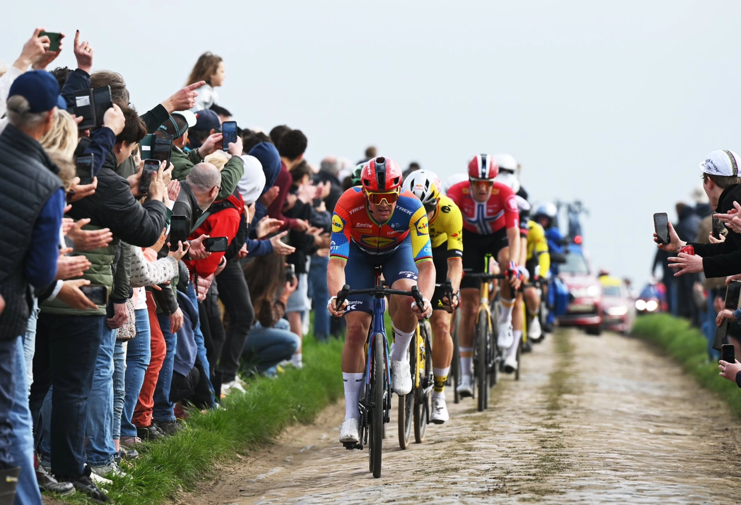 Hat trick by Mathieu van der Poel in the Paris-Roubaix 2025