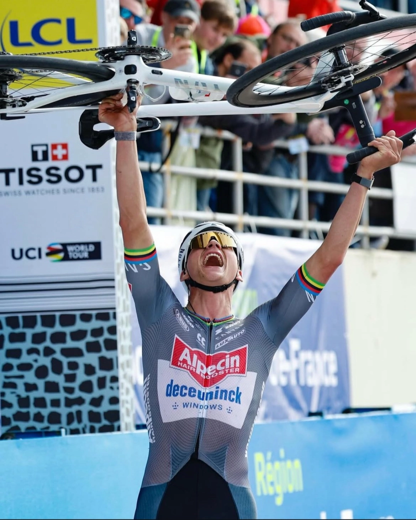 Hat trick by Mathieu van der Poel in the Paris-Roubaix 2025