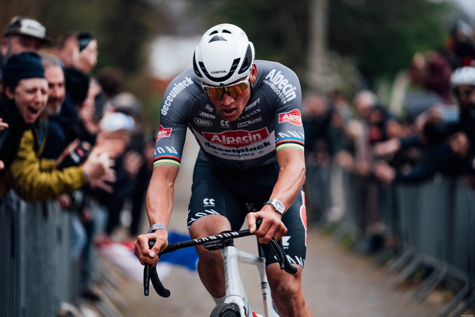 "Isso é tentativa de homicídio": Van der Poel promete ações legais contra quem jogou uma garrafa em seu rosto