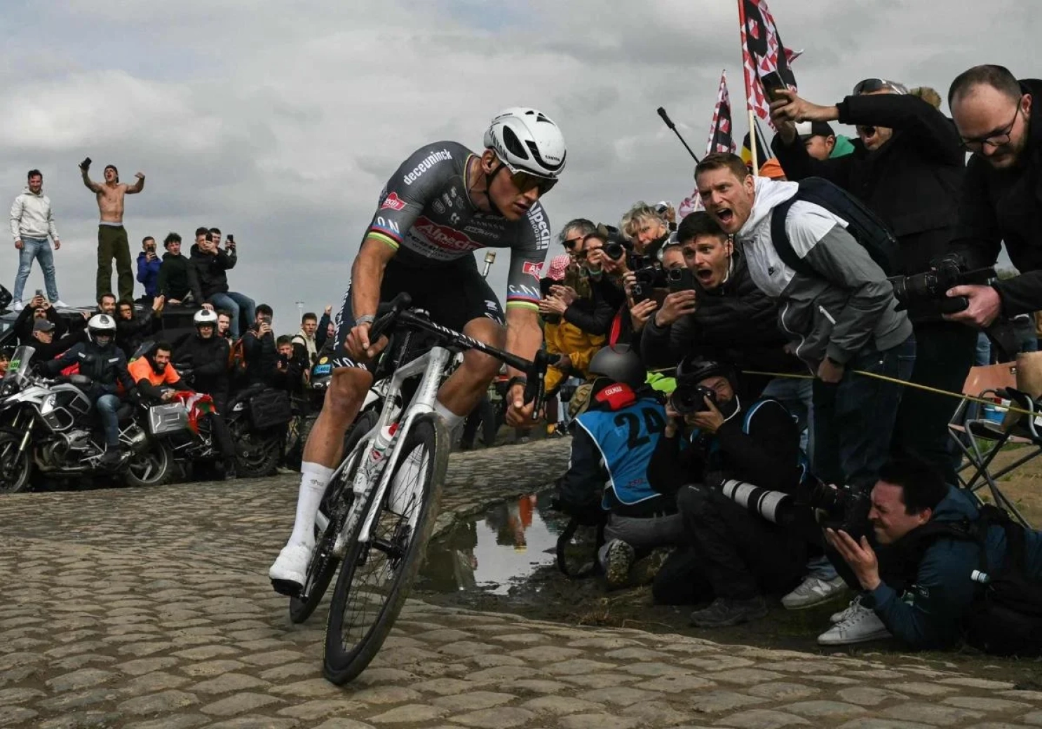 The spectator who threw a can at Van der Poel during the Paris-Roubaix has been handed over to the police