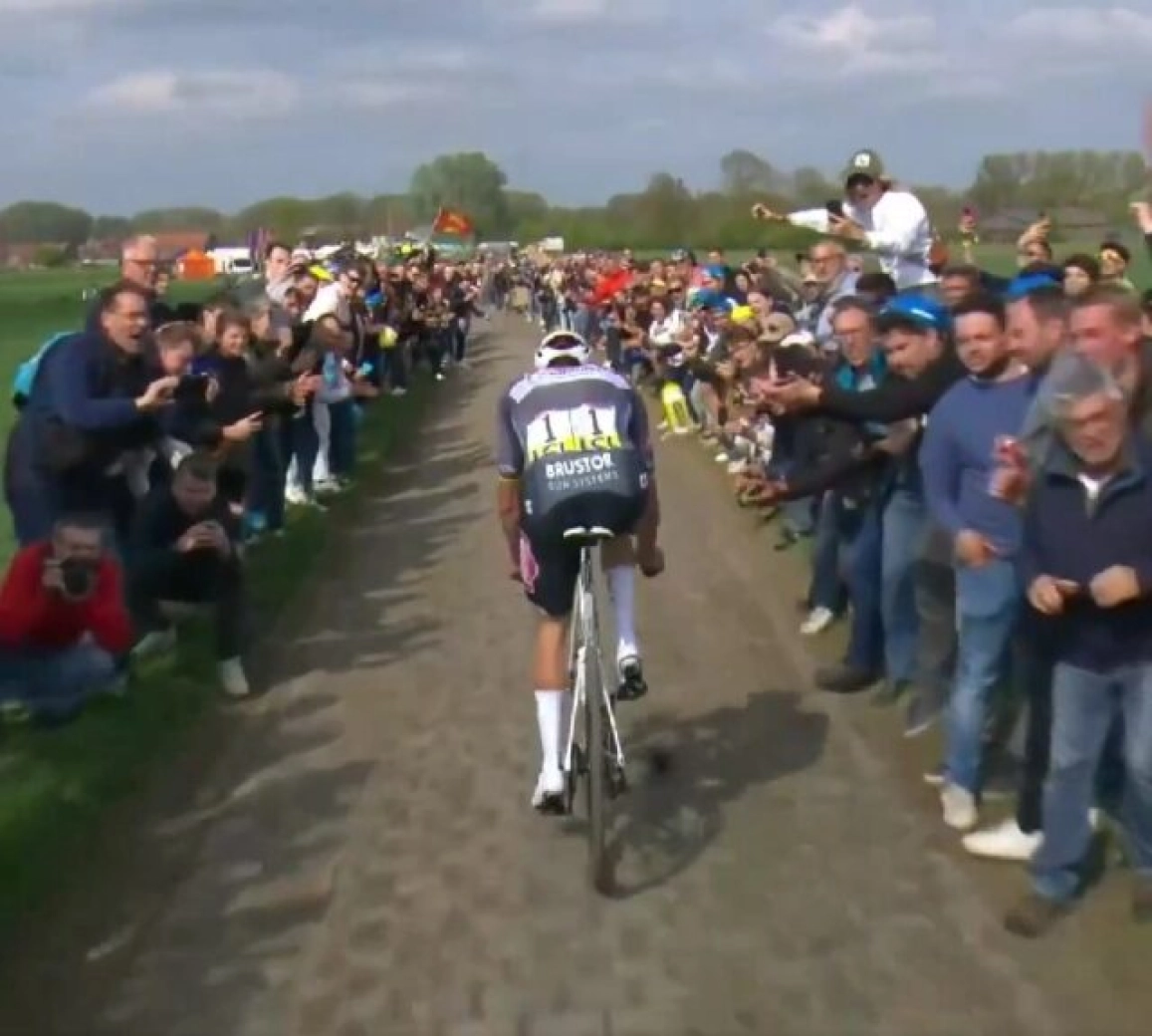 El botellazo a Van der Poel podría cambiar la persecución de aficionados violentos y peligrosos para siempre