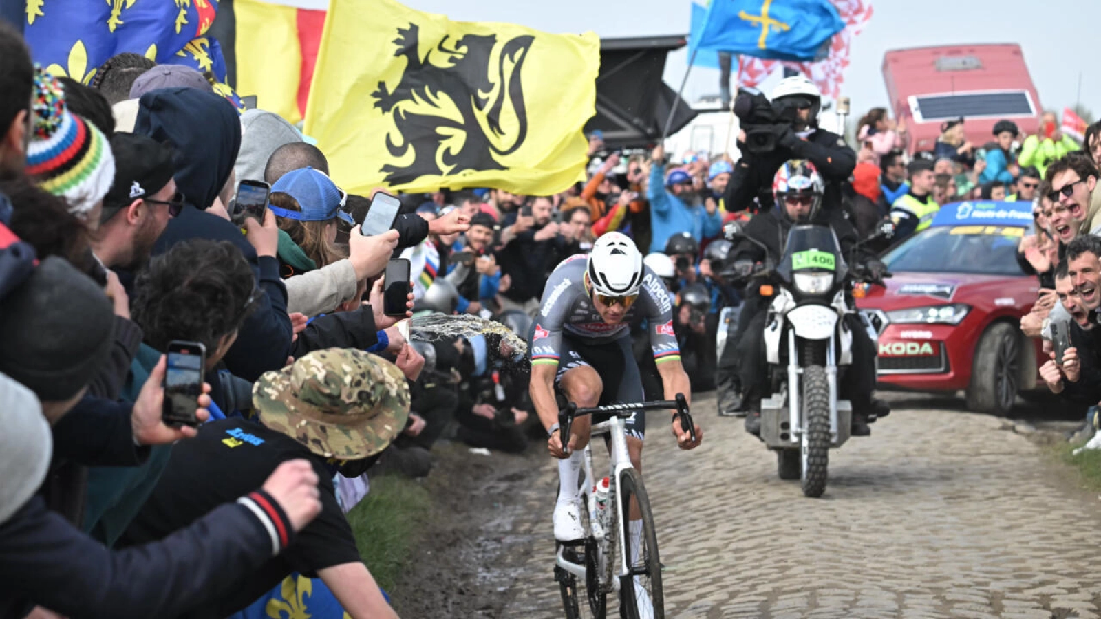 El botellazo a Van der Poel podría cambiar la persecución de aficionados violentos y peligrosos para siempre