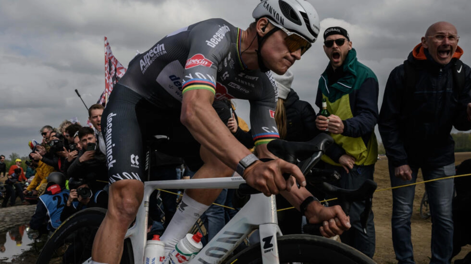 El botellazo a Van der Poel podría cambiar la persecución de aficionados violentos y peligrosos para siempre