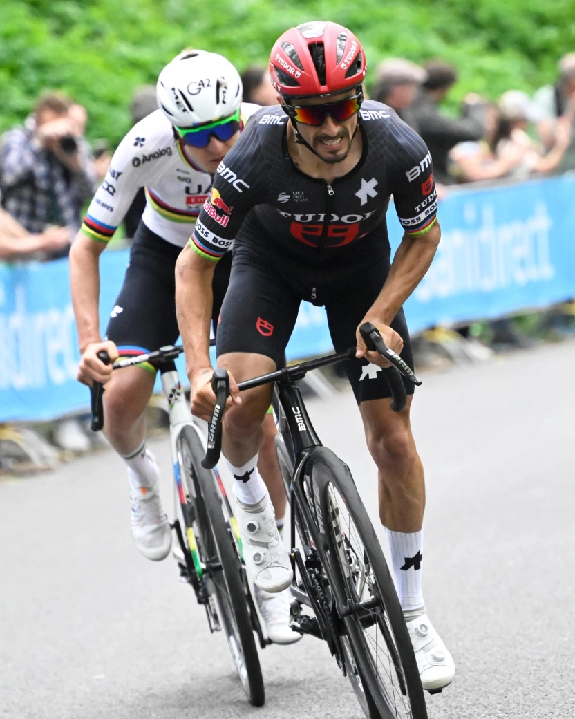 Neither Evenepoel nor Pogacar. Mattias Skjelmose wins the Amstel Gold Race on the same finish line