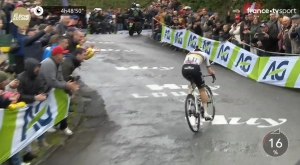 Pogacar drops everyone with a devastating attack in Huy and wins the 2025 Fleche Wallonne