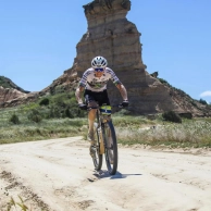 Andrey Amador and Pilar Fernández shine in the historic Orbea Monegros 2025