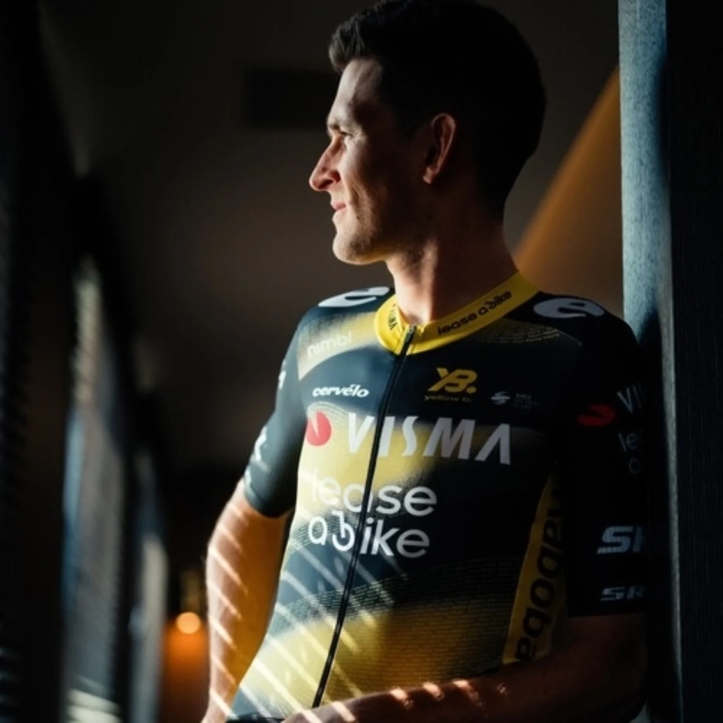 Mets ton nom sur le maillot officiel que le Visma portera lors du Tour 2025