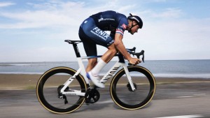 Ferdi, the most aerodynamic "cyclist" with carbon legs