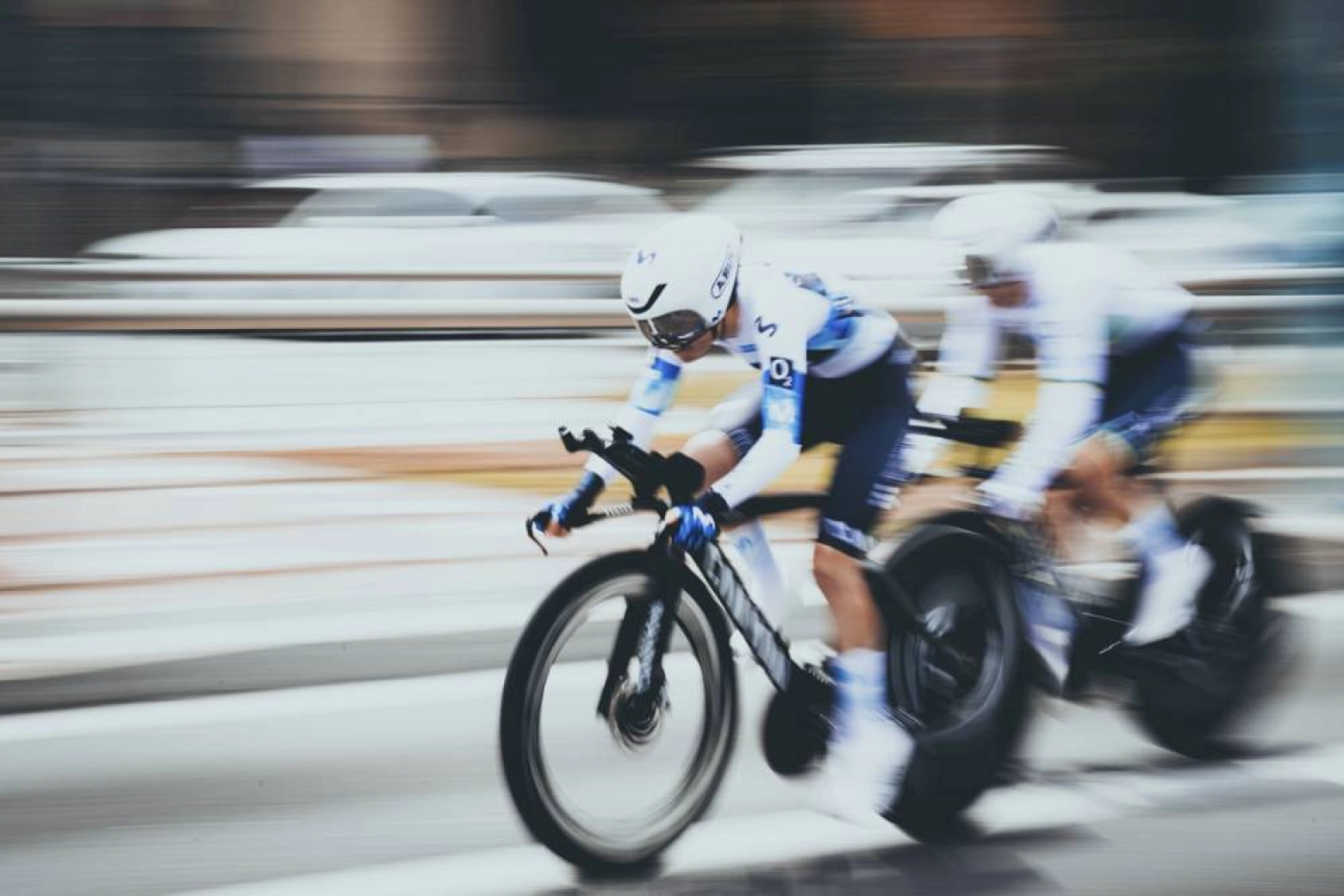 La Vuelta Femenina arranca con una salida caótica, protestas, multa para Movistar y victoria para Lidl Trek