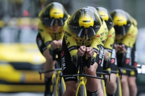 La Vuelta Women's begins with a chaotic start, protests, fine for Movistar and victory for Lidl Trek