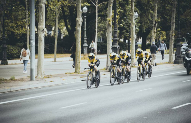 La Vuelta Femmes commence par un départ chaotique, des protestations, une amende pour Movistar et une victoire pour Lidl Trek