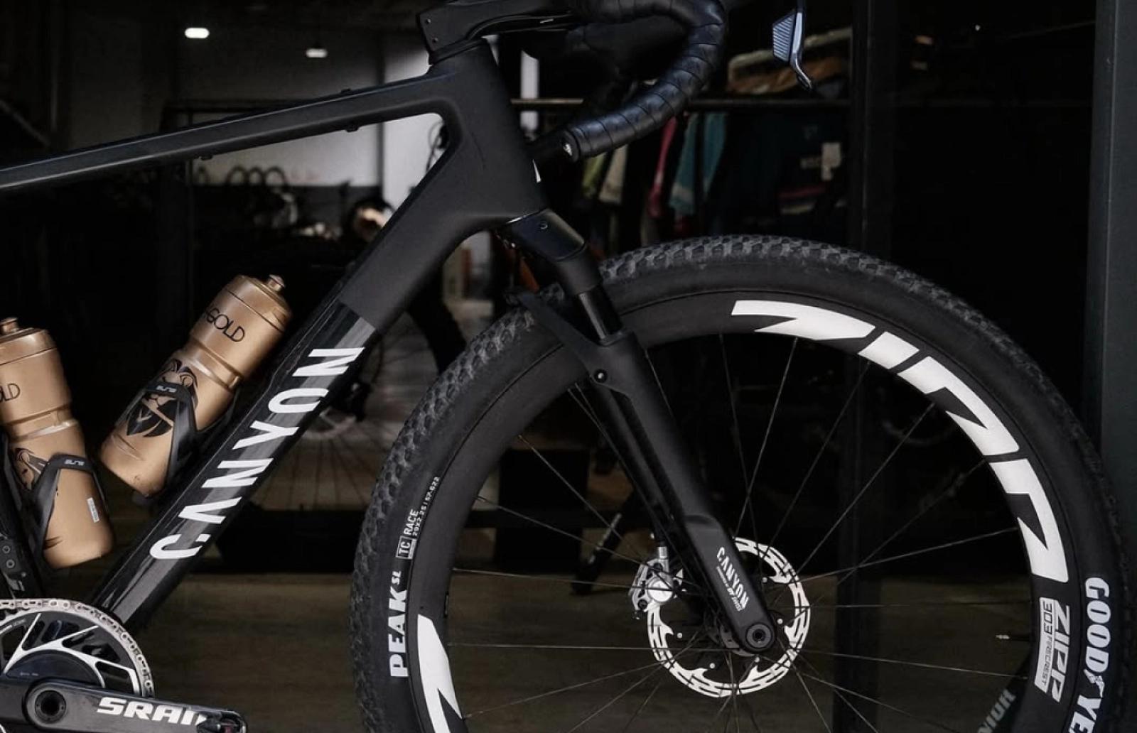 Lachlan Morton gives his opinion on suspension vs wide tires in gravel: "There is not just one solution"