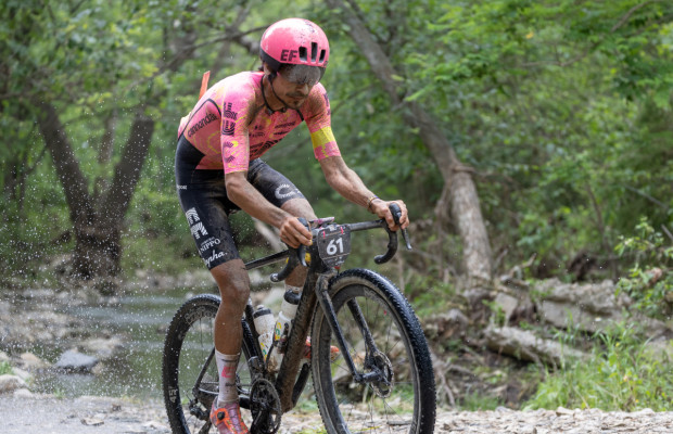 Lachlan Morton donne son avis sur la suspension par rapport aux pneus larges en gravel :