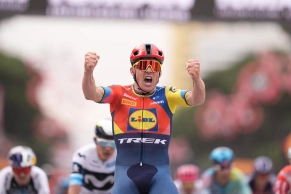 Pedersen wins the first stage and Mikel Landa withdraws from the 2025 Giro d'Italia after suffering a serious crash