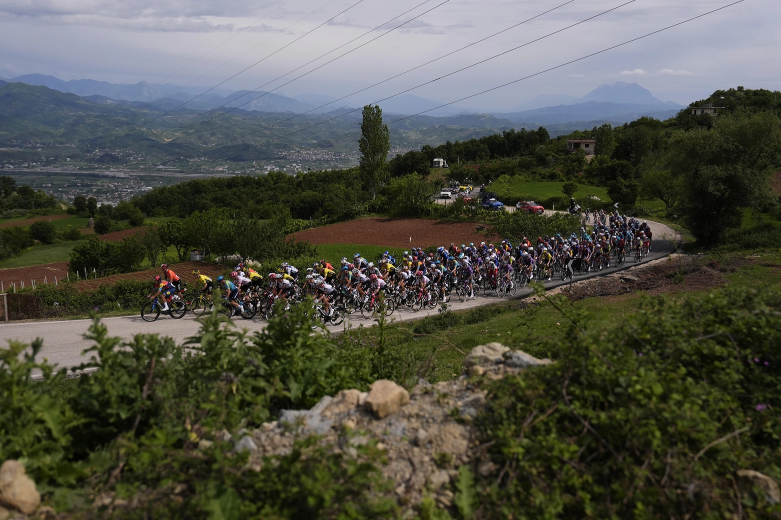 Pedersen wins the first stage and Mikel Landa withdraws from the 2025 Giro d'Italia after suffering a serious crash