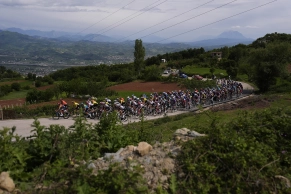 Pedersen wins the first stage and Mikel Landa withdraws from the 2025 Giro d'Italia after suffering a serious crash