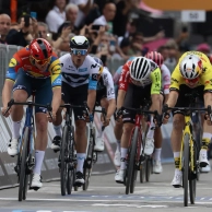 Pedersen wins the first stage and Mikel Landa withdraws from the 2025 Giro d'Italia after suffering a serious crash