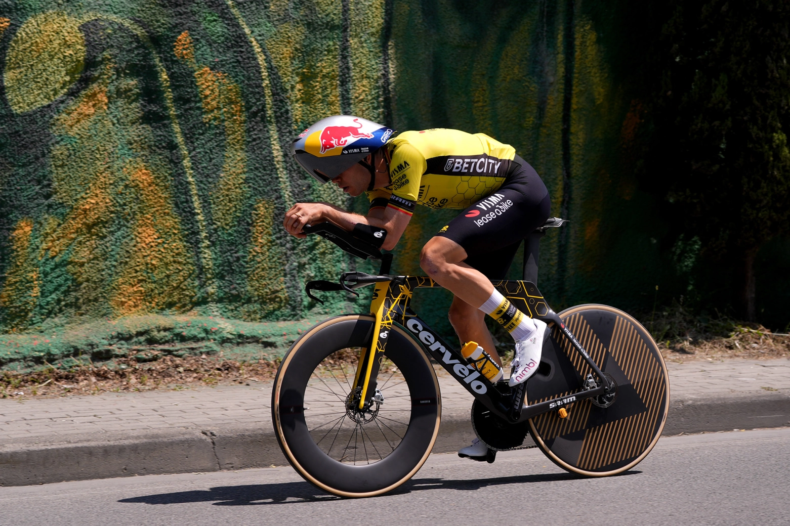 Primoz Roglic se viste de rosa en Giro de Italia tras una contrarreloj que vencía Joshua Tarling