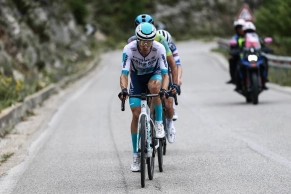 Two out of two for Mads Pedersen who also regains the pink jersey of the Giro d'Italia