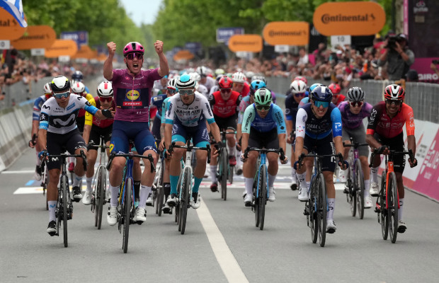 Dois em dois para Mads Pedersen, que também recuperou a camisa rosa do Giro d'Italia