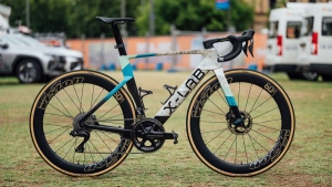 Evitar a Pogacar, bicis chinas o mejorar la alimentación: algunas claves de cómo XDS-Astana ha salido de la zona de descenso