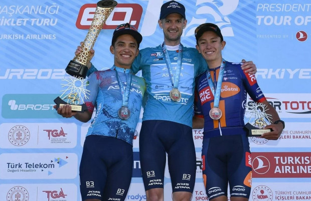 Evitar a Pogacar, bicicletas chinesas ou melhorar a alimentação: algumas chaves de como a XDS-Astana saiu da zona de rebaixamento