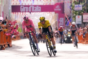 Casper van Uden da la sorpresa al ganar el sprint de la 4ª etapa del Giro de Italia 2025