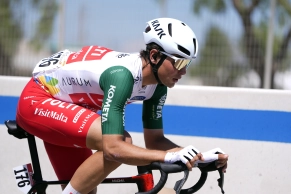 Casper van Uden da la sorpresa al ganar el sprint de la 4ª etapa del Giro de Italia 2025