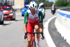 Casper van Uden da la sorpresa al ganar el sprint de la 4ª etapa del Giro de Italia 2025