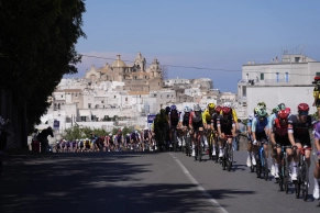 Casper van Uden da la sorpresa al ganar el sprint de la 4ª etapa del Giro de Italia 2025