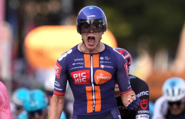 Casper van Uden da la sorpresa al ganar el sprint de la 4ª etapa del Giro de Italia 2025
