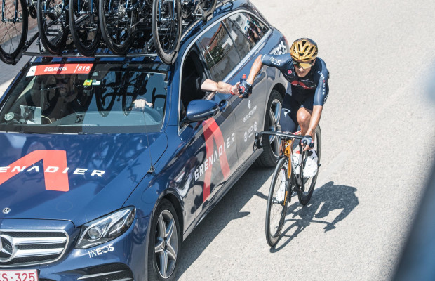 Garrafa pegajosa ¿por quanto tempo os ciclistas podem ser empurrados ao dar-lhes uma garrafa?