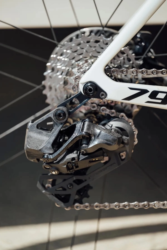 The 13v is about to reach the road with the new electronic group that Campagnolo is testing in competition