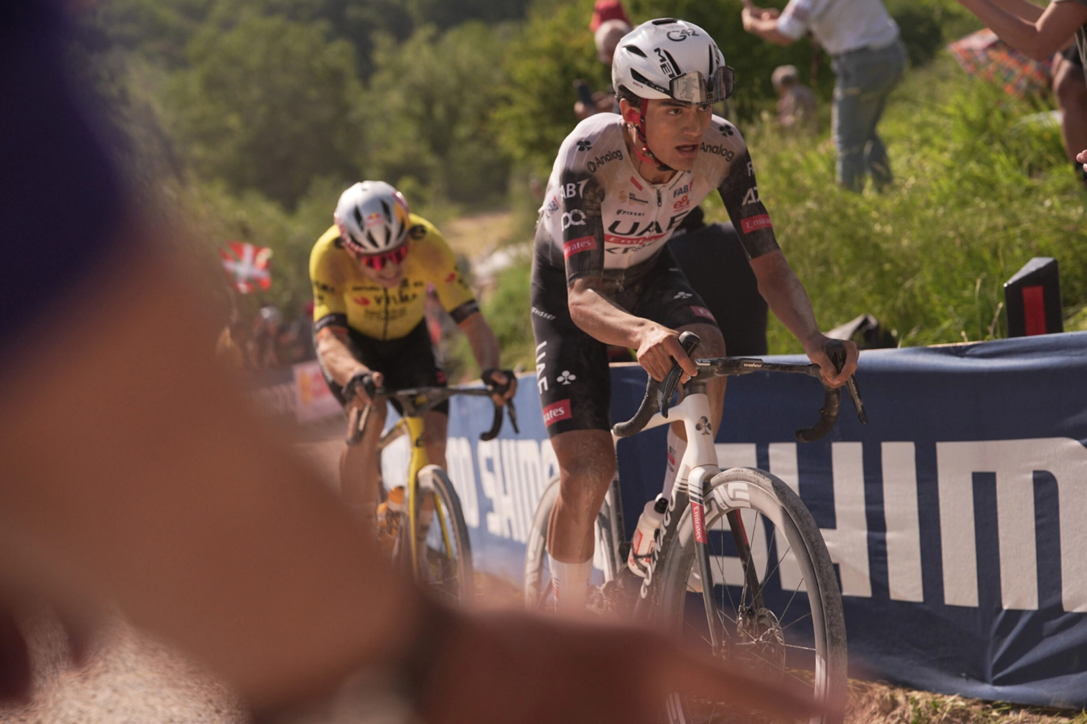 Wout van Aert wins again and Del Toro blows up the Giro d'Italia and takes the pink jersey from the sterrato