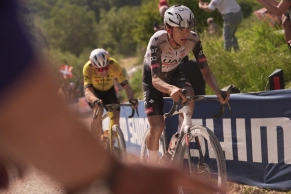 Wout van Aert wins again and Del Toro blows up the Giro d'Italia and takes the pink jersey from the sterrato