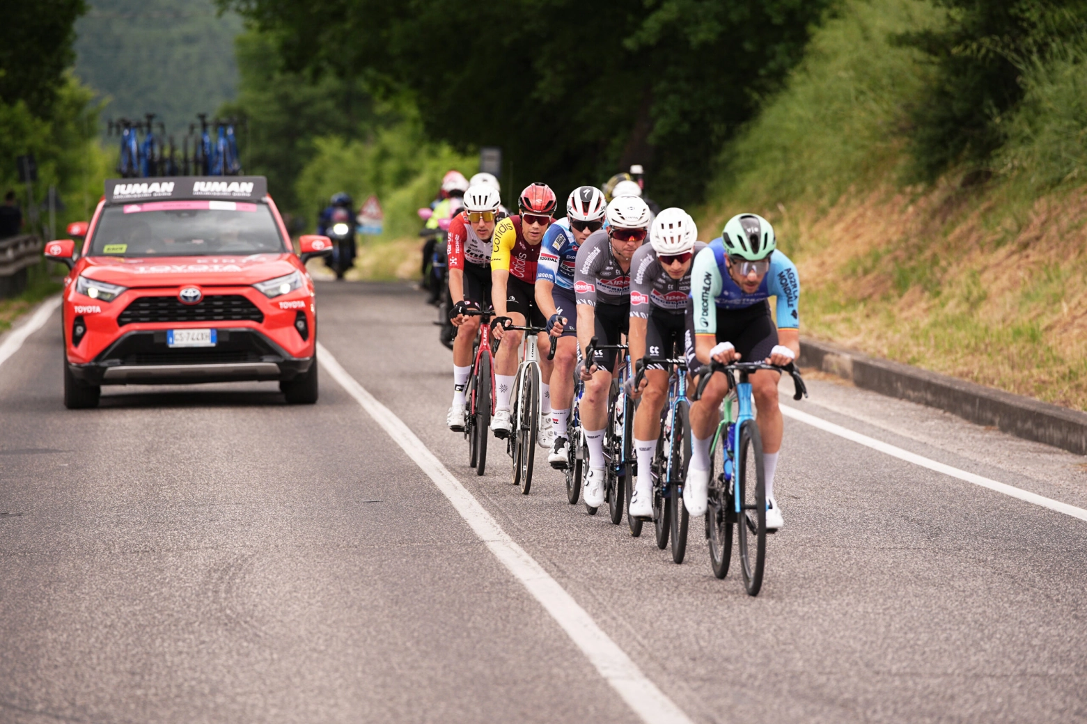 Wout van Aert wins again and Del Toro blows up the Giro d'Italia and takes the pink jersey from the sterrato