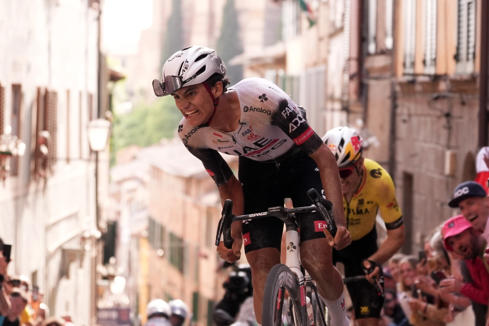 Wout van Aert wins again and Del Toro blows up the Giro d'Italia and takes the pink jersey from the sterrato