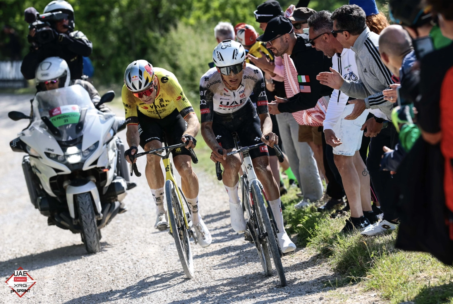 Wout van Aert wins again and Del Toro blows up the Giro d'Italia and takes the pink jersey from the sterrato