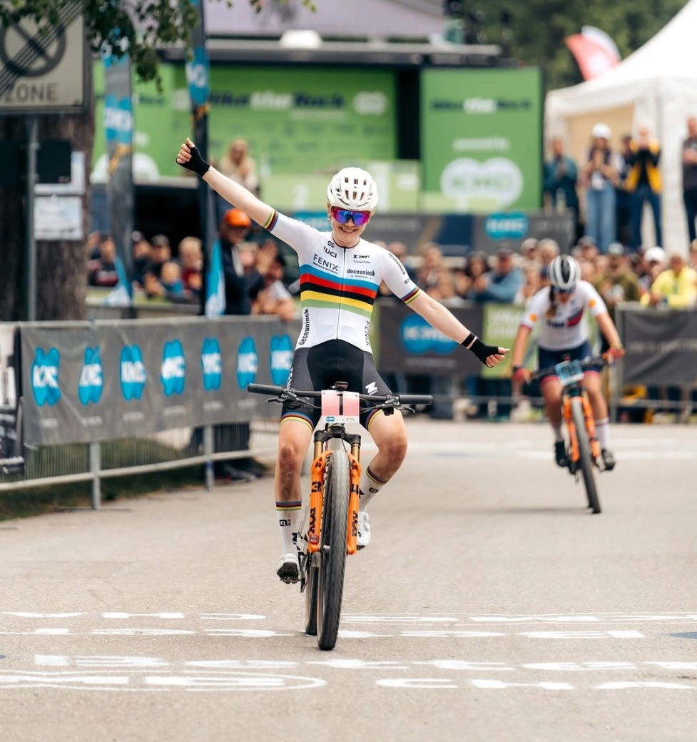 Pieterse debuts the rainbow jersey with a victory in Heubach