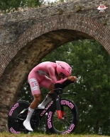 Primoz Roglic and Juan Ayuso are cutting time and tightening the classification of the Giro d'Italia