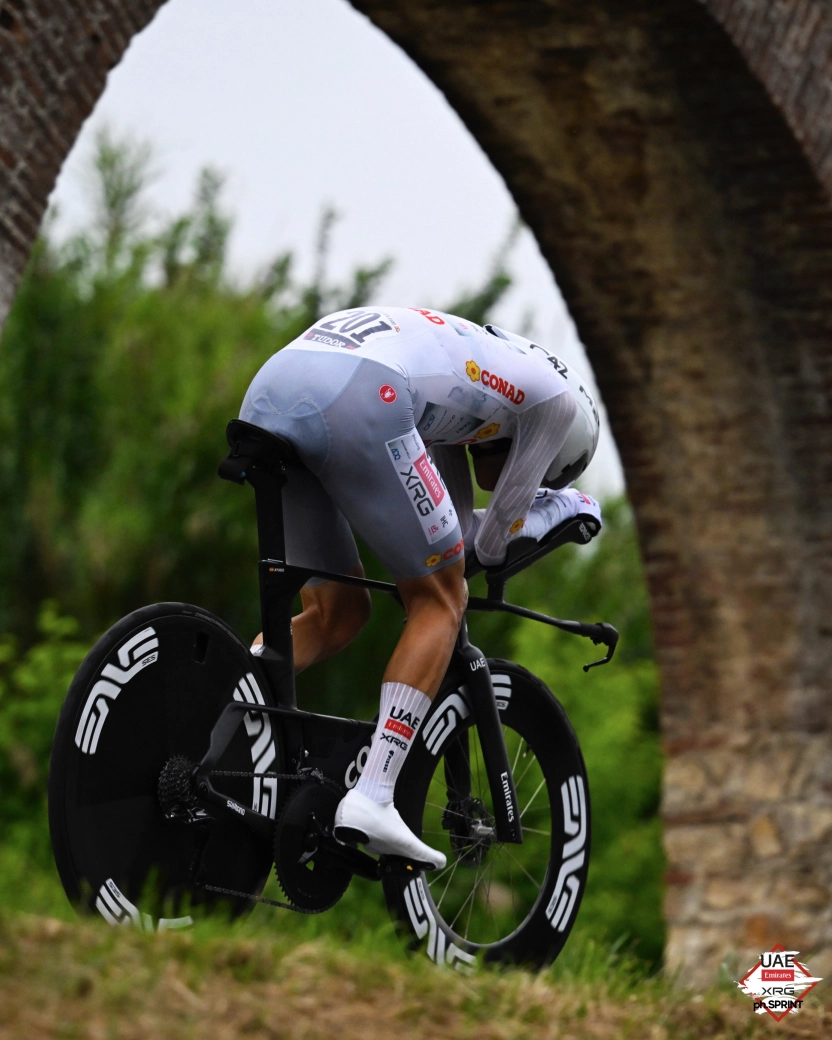 Primoz Roglic and Juan Ayuso are cutting time and tightening the classification of the Giro d'Italia