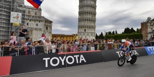 Primoz Roglic and Juan Ayuso are cutting time and tightening the classification of the Giro d'Italia