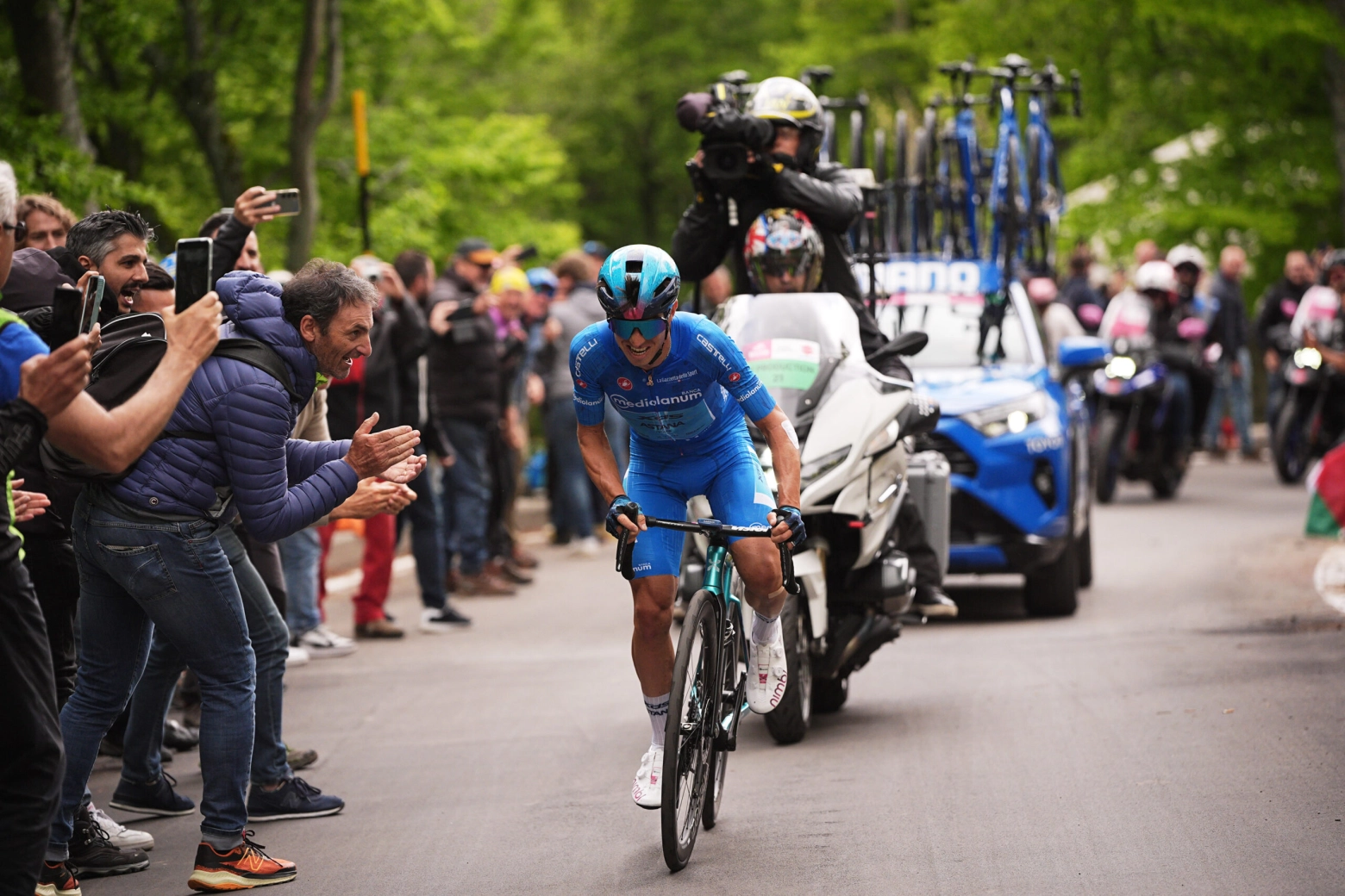 Richard Carapaz joins the party of the Giro d'Italia with a victory of pure class