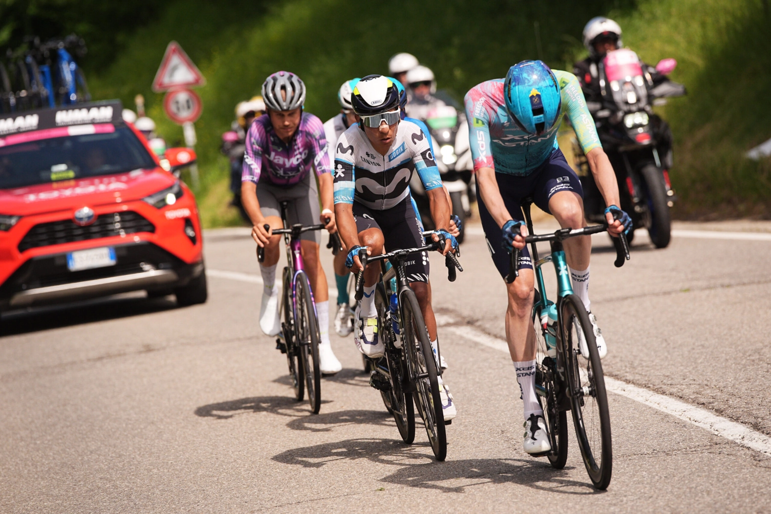 Richard Carapaz joins the party of the Giro d'Italia with a victory of pure class
