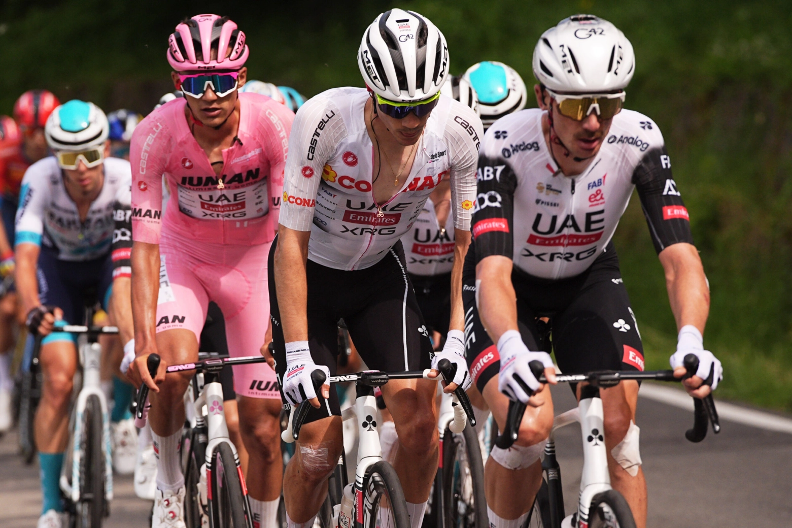 Richard Carapaz joins the party of the Giro d'Italia with a victory of pure class