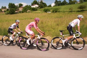 Richard Carapaz joins the party of the Giro d'Italia with a victory of pure class