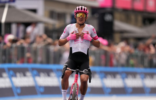 Richard Carapaz junta-se à festa do Giro d'Italia com uma vitória de pura classe