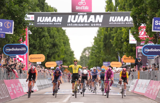 Olav Kooij remporte le sprint de la douzième étape du Giro d'Italie