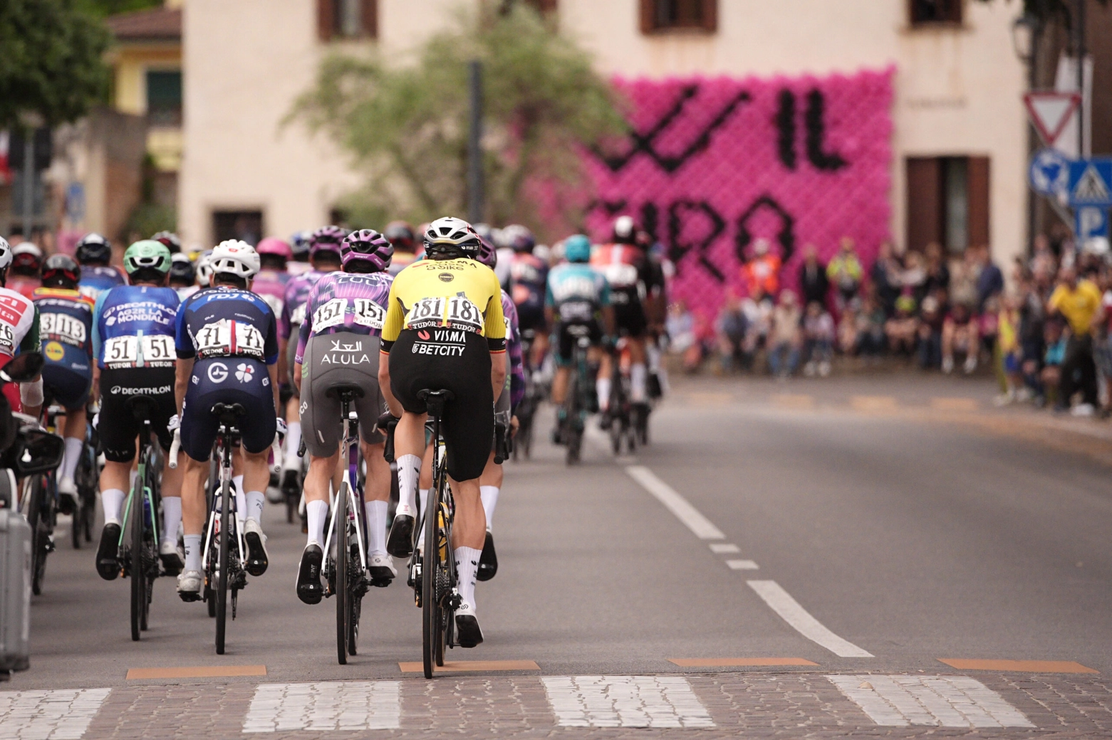 Pedersen also wins in the uphill. He adds 4 victories and gives Lidl-Trek their fifth stage win in this Giro d'Italia